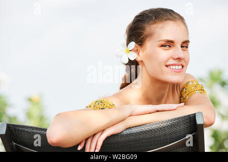 Ritratto di felice attraente giovane donna godendo di giornata di sole a spa resort Foto Stock
