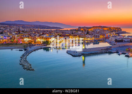 La città di Rethymno a Creta in Grecia. Vista aerea del vecchio porto veneziano. Foto Stock