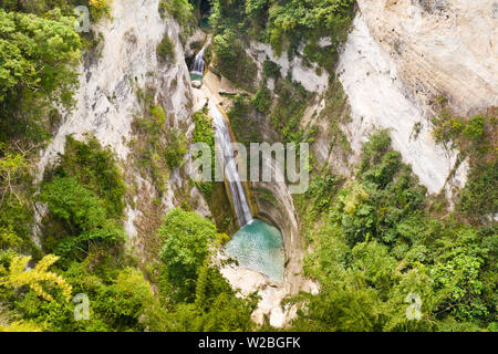 Cascata nella giungla della foresta pluviale dal di sopra. Tropical Dao cascate nella giungla di montagna. Filippine, Cebu. Grande cascata in una gola di montagna. Foto Stock