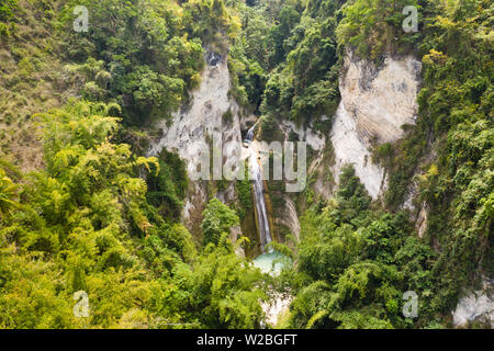 Cascata nella giungla della foresta pluviale dal di sopra. Tropical Dao cascate nella giungla di montagna. Filippine, Cebu. Grande cascata in una gola di montagna. Foto Stock