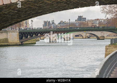 Editoriale: Parigi, Francia, 5 marzo 2019 - guardando sotto diversi ponti della Senna nel centro di Parigi Foto Stock