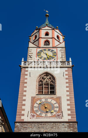 Vista in dettaglio sul tetto della principale chiesa cattolica, Sankt Nikolaus Stadtpfarrkirche, a Merano in provincia di Bolzano, Alto Adige, Italia. L'Europa. Foto Stock