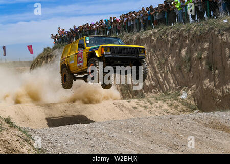 Pechino, la Cina del Ningxia Hui Regione autonoma. 7 Luglio, 2019. Una jeep assiste un offroad racing in concorrenza Guyuan, a nord-ovest della Cina di Ningxia Hui Regione autonoma, Luglio 7, 2019. Credito: Feng Kaihua/Xinhua/Alamy Live News Foto Stock