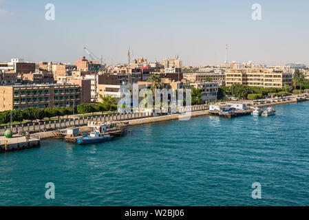 Porto Tawfiq, Egitto - 5 Novembre 2017: gli edifici sulla riva del Canale di Suez a Port Tawfiq (Tawfik) vicino a Suez. La porta di Suez è un porto egiziano l Foto Stock