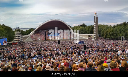 Tallinn, Estonia - Luglio 07, 2019: Estone XXVII canto nazionale e festival di danza chiamato la mia patria è il mio amore. Folla a Song Festival Grounds in E Foto Stock