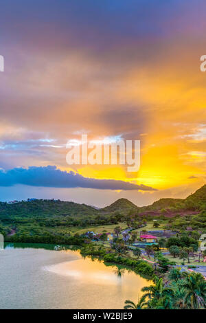 Caraibi Antigua, profonda baia, alba sulla laguna di acqua salata Foto Stock