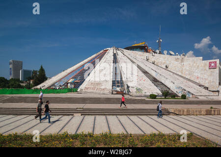 L'Albania, Tirana, la Piramide, ex tomba dell'era comunista leader Enver Hoxha Foto Stock