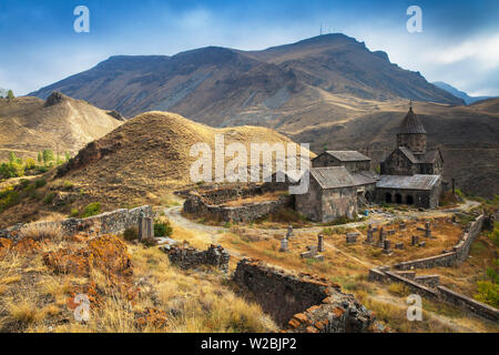 Armenia, provincia di Syunik , Sisian, Vorotnavank antica fortezza e il complesso della chiesa Foto Stock