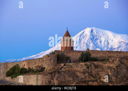 Armenia, Yerevan, Ararat pianura, Khor Virap Chiesa Apostolica Armena monastero, ai piedi del Monte Ararat, dove Grigor Luisavorich (St. Gregorio l Illuminatore) era stato imprigionato Foto Stock
