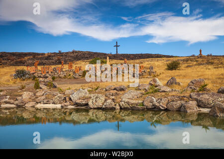 Armenia, Artashavan Village, alfabeto armeno monumento - gigante di pietra lettere dedicato al fondatore di Armenia le alfabeto, infront di croce gigante costituito da 1712 grandi e piccole croci che simboleggiano il Cristianesimo come religione ufficiale Foto Stock