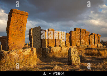 Armenia, Lago di sette, Khachkars presso il cimitero di Noratus Foto Stock