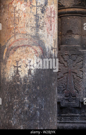 Armenia, Hovhannavank chiesa in piedi sul bordo della Qasakh River Canyon Foto Stock