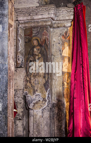 Armenia, Hovhannavank chiesa in piedi sul bordo della Qasakh River Canyon Foto Stock