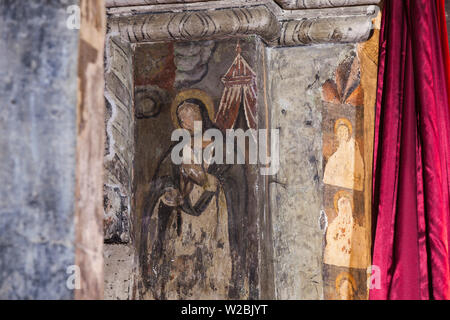 Armenia, Hovhannavank chiesa in piedi sul bordo della Qasakh River Canyon Foto Stock