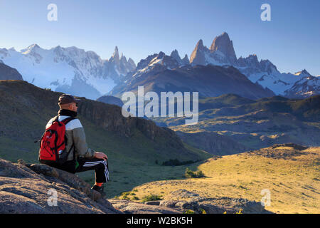 Argentina, Patagonia, El Chalten, parco nazionale Los Glaciares, punto di vista lungo il sentiero escursionistico all interno del parco con il Cerro Torre e Cerro Fitzroy picchi (MR) Foto Stock