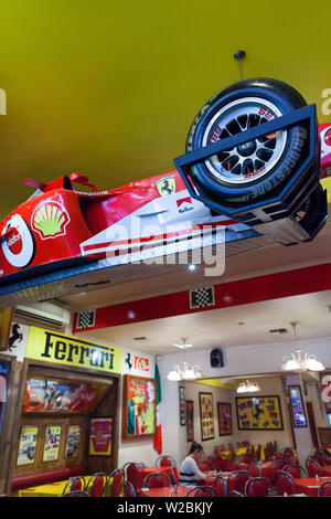 Australia, Victoria, VIC, Melbourne, Carlton, Lygon Street, Ferrari Formula 1 racing car all'interno di Cafe Cavallino Foto Stock