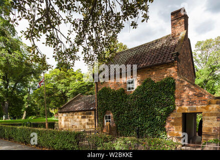 Australia, Victoria, VIC, Melbourne, a est di Melbourne, i Giardini Fitzroy, Cuochi Cottage, ricostruito Yorkshire cottage costruito dai genitori di explorer il Capitano James Cook Foto Stock