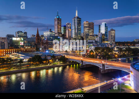 Australia, Victoria, VIC, Melbourne, skyline con il fiume Yarra e Princess Bridge, vista in elevazione, crepuscolo Foto Stock