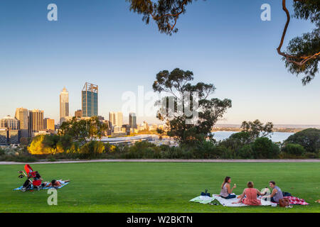 Australia, Australia occidentale, Perth, persone in Kings Park, nel tardo pomeriggio, NR Foto Stock