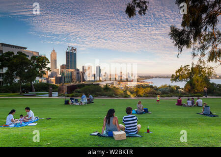 Australia, Australia occidentale, Perth, persone in Kings Park, nel tardo pomeriggio, NR Foto Stock