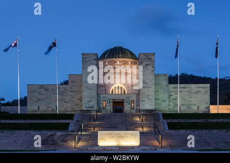 Australia, Territorio della Capitale Australiana, ACT, Canberra, Australian War Memorial, crepuscolo Foto Stock