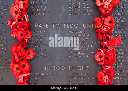 Australia, Territorio della Capitale Australiana, ACT, Canberra, Australian War Memorial, Sala della memoria, papaveri su elenchi di caduti soldati australiani Foto Stock