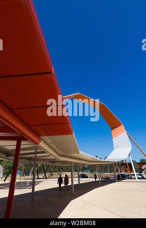 Australia, Territorio della Capitale Australiana, ACT, Canberra, Museo Nazionale dell'Australia, outdoor arte pubblica, il Loop e linea di Uluru