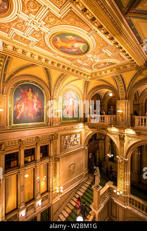 La grande scala, Opera di Vienna, Vienna, Austria, Europa Centrale Foto Stock