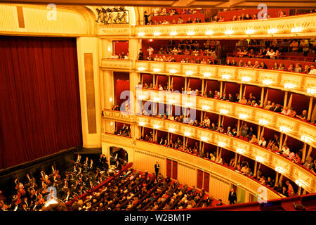Interno dell Opera di Vienna, Vienna, Austria, Europa Centrale Foto Stock