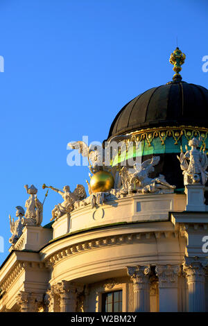 La cupola e la scultura di aquila trionfante e Angeli sul Palazzo di Hofburg Michaelerplatz a Vienna, Austria, Europa Centrale Foto Stock