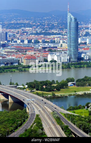 Vienna's Millenium Tower, cityscape visto dal Donauturm (Torre del Danubio), Vienna, Austria Foto Stock