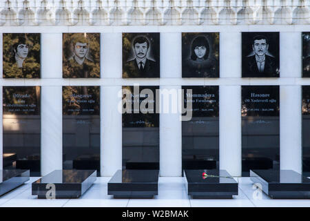 Azerbaigian, Baku, Sahidlar Xiyabani - Martire's Lane, memoriali dedicata a quelli uccisi dall'esercito sovietico durante il nero a gennaio e poi a quelli uccisi nella Guerra di Nagorno-Karabakh. Foto Stock