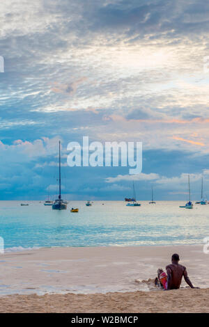 Caraibi, Barbados, Bridgetown, Carlisle Bay, ghiaiosa spiaggia al tramonto Foto Stock