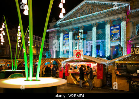 Il Belgio, Bruxelles, Le Bourse, decorazioni per le vacanze e il Mercatino di Natale Foto Stock