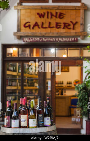 La Bulgaria, montagne meridionali, Melnik, ottomano-ser town, vino locale per la vendita Foto Stock