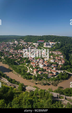 La Bulgaria, centrale Monti, Veliko Tarnovo, Asenova, Fortezza Vecchia Area, Tsarevets Fortezza, vista in elevazione del villaggio di Sveta Gora Foto Stock