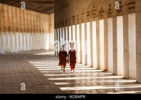 I monaci in passerella per Shwezigon Pagoda, Bagan (pagano), Myanmar (Birmania) Foto Stock