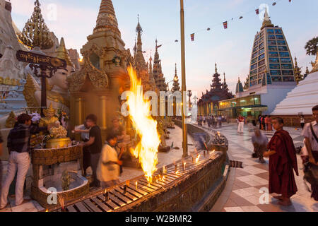 Il grande stupa dorato di Shwedagon Paya (Shwe Dagon Pagoda), Yangon (Rangoon), Myanmar (Birmania) Foto Stock