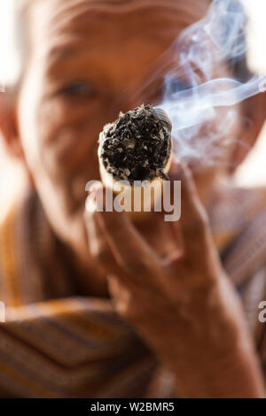 Donna di fumare cheroot, una sigaretta, un sigaro, Birmania (Myanmar) Foto Stock