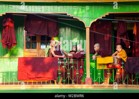 Giovani monaci sul balcone, Yangon (Rangoon), Myanmar (Birmania) Foto Stock