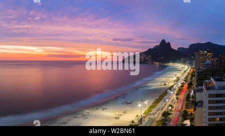 Tramonto sulla spiaggia di Ipanema e Dois Irmaos (due fratelli) montagna, Rio de Janeiro, Brasile, Sud America Foto Stock