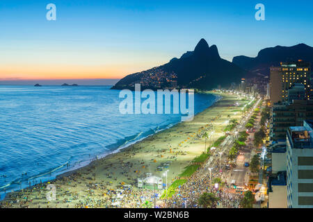 Tramonto sulla spiaggia di Ipanema e Dois Irmaos (due fratelli) montagna, Rio de Janeiro, Brasile, Sud America Foto Stock