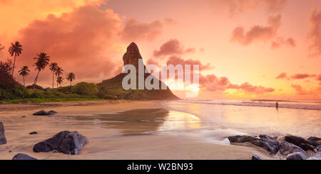 Il Brasile, Fernando de Noronha, Conceicao beach con il Pico de Morro mountain in background Foto Stock