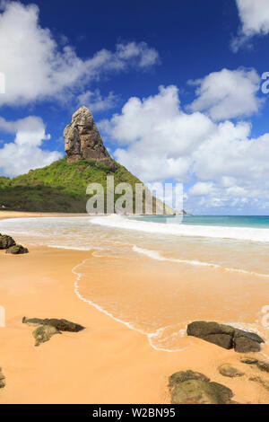 Il Brasile, Fernando de Noronha, Conceicao spiaggia con Morro Pico Mountain in background Foto Stock