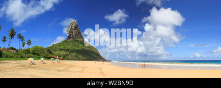 Il Brasile, Fernando de Noronha, Conceicao spiaggia con Morro Pico Mountain in background Foto Stock