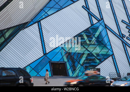 Canada Ontario, Toronto, Donna passato a piedi il Museo Reale di Ontario Foto Stock