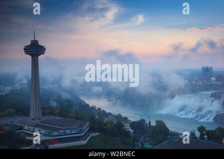 Canada e Stati Uniti d'America, Ontario e lo stato di New York, Niagara, Niagara Falls, Vista della Torre Skylon e le Cascate Americane Foto Stock