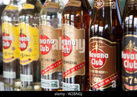 Il rum Havana Club bottiglie, Havana, Cuba Foto Stock