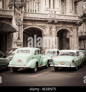 Classic American Cars di fronte al Gran Teatro, Parque Central, Havana, Cuba Foto Stock