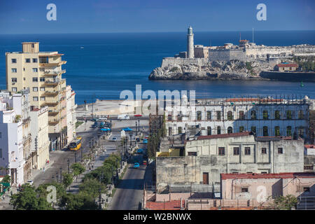 Cuba, La Habana, Havana Vieje, vista guardando verso il basso il Prado (Paseo de Marti) al Malecon e El Morro - Morro Castle Foto Stock